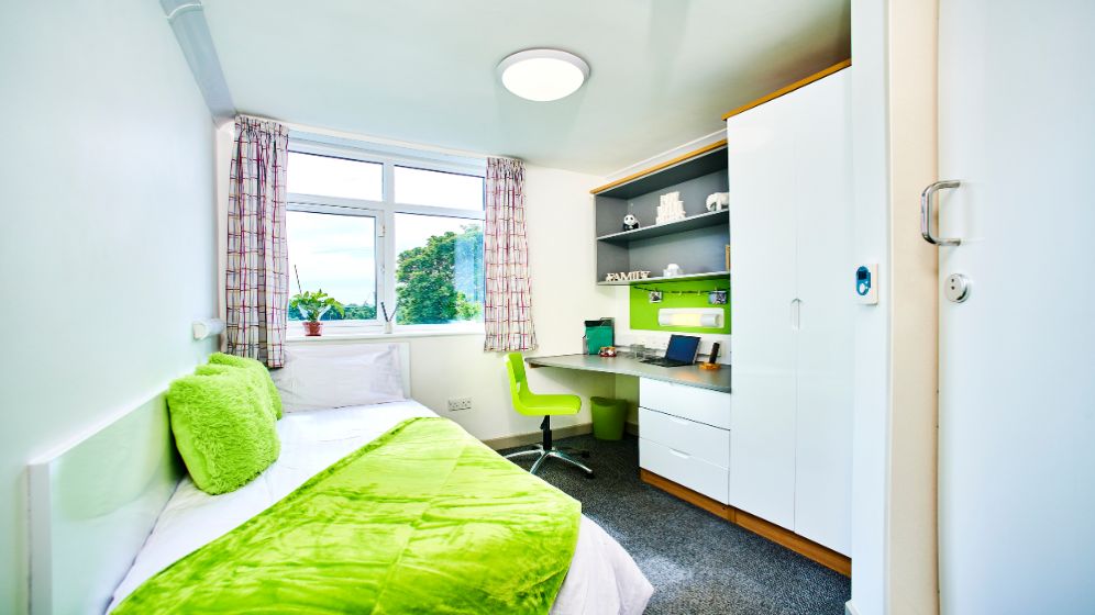 Castle Leazes en suite bedroom
